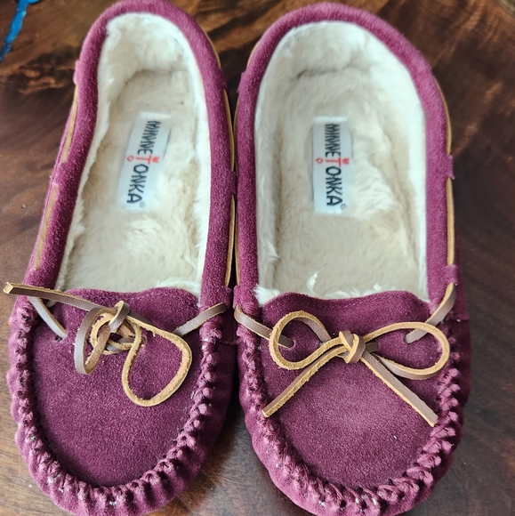 Minnetonka Cala - Bordeaux leather slippers | size 7 - Picture 1 of 6